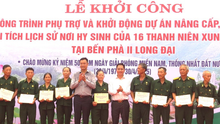 Bí thư Tỉnh ủy Quảng Bình Lê Ngọc Quang (áo sẫm màu) trao quà tặng các cựu chiến binh và cựu thanh niên xung phong.