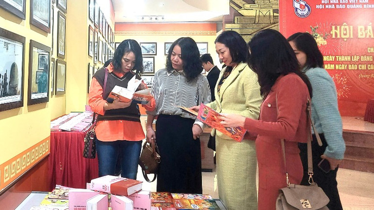 Các đại biểu xem gian trưng bày sách xuân trong Hội báo Xuân. Các đại biểu xem gian trưng bày sách xuân trong Hội báo Xuân.