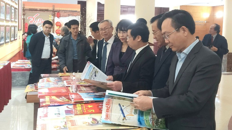 Các đồng chí lãnh đạo tỉnh Quảng Bình xem báo xuân. Các đồng chí lãnh đạo tỉnh Quảng Bình xem báo xuân.