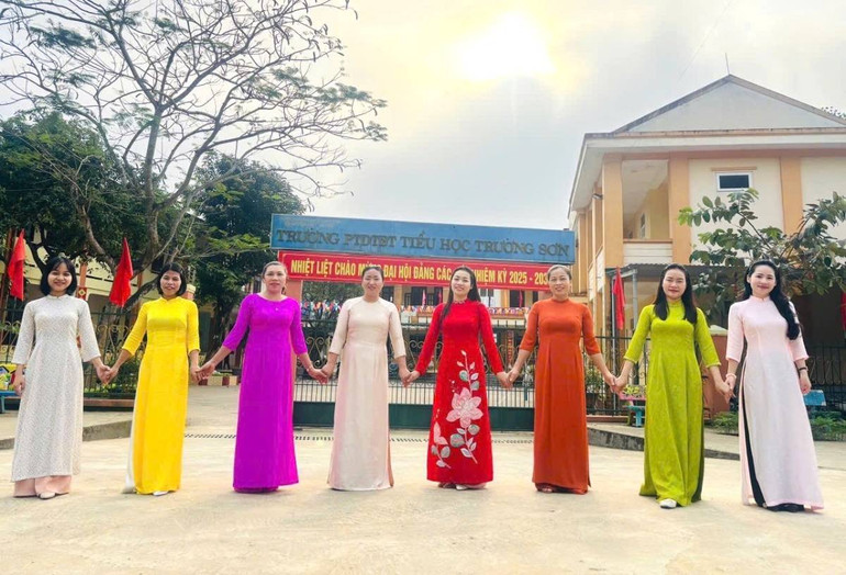 Núi rừng Trường Sơn vào xuân với lất phất mưa bay nhưng trong khuôn viên trường học cũng có những khoảnh khắc đẹp.