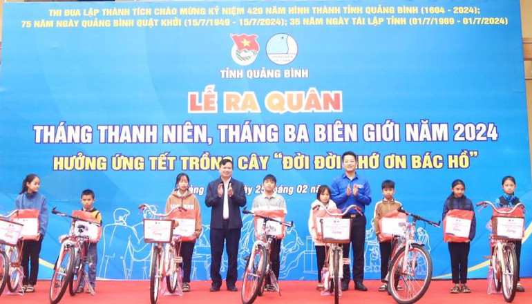 Đại diện lãnh đạo Tỉnh Đoàn-Hội Liên hiệp Thanh niên Việt Nam tỉnh Quảng Bình tặng xe đạp cho học sinh nghèo vượt khó.