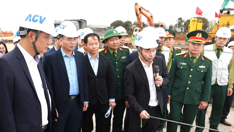 Đồng chí Lê Ngọc Quang (ngoài cùng bên trái) cùng lãnh đạo tỉnh và ACV kiểm tra dự án trên hiện trường.