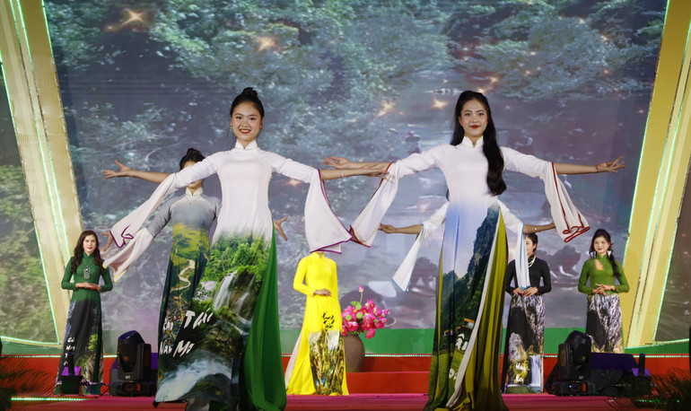 Trình diễn áo dài thiết kế từ cảm hứng hang động ở miền di sản Quảng Bình ảnh 2