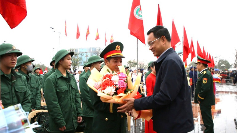 Bí thư Tỉnh ủy Quảng Bình Lê Ngọc Quang tặng hoa cho đại diện đơn vị nhận quân. Bí thư Tỉnh ủy Quảng Bình Lê Ngọc Quang tặng hoa cho đại diện đơn vị nhận quân.