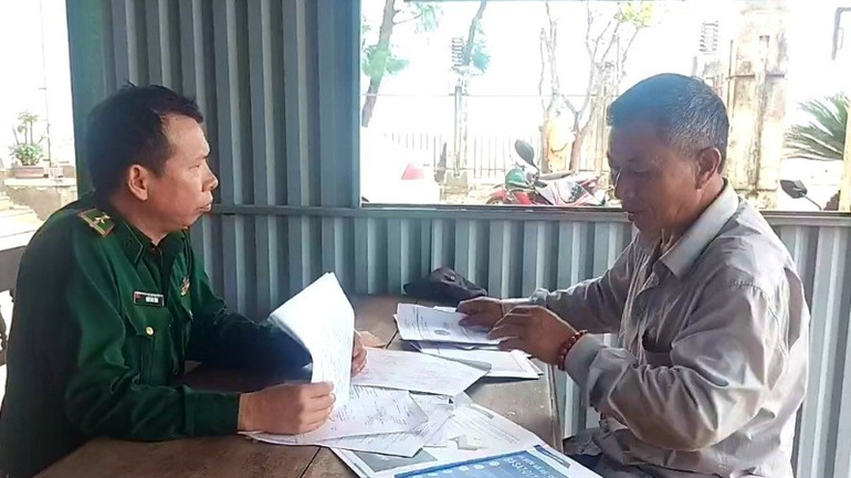 Đồn Biên phòng cửa khẩu Cảng Gianh kiểm tra giấy tờ cần thiết trước khi quyết định cho hoặc không cho phép tàu cá xuất bến.