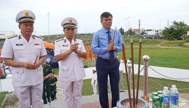 Đại diện lãnh đạo Quân chủng Hải quân và tỉnh Quảng Bình dâng hương tại Bia di tích sông Gianh. (Ảnh: CH)