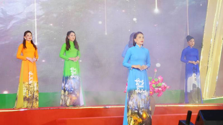 Trình diễn áo dài thiết kế từ cảm hứng hang động ở miền di sản Quảng Bình ảnh 1