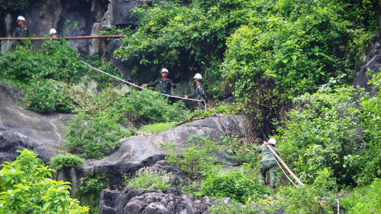 Lực lượng công binh của Bộ Chỉ huy Quân sự Quảng Bình dùng mìn phá hủy và đưa khối đá trượt từ trên cao xuống dưới chân núi an toàn. Lực lượng công binh của Bộ Chỉ huy Quân sự Quảng Bình dùng mìn phá hủy và đưa khối đá trượt từ trên cao xuống dưới chân núi an toàn.
