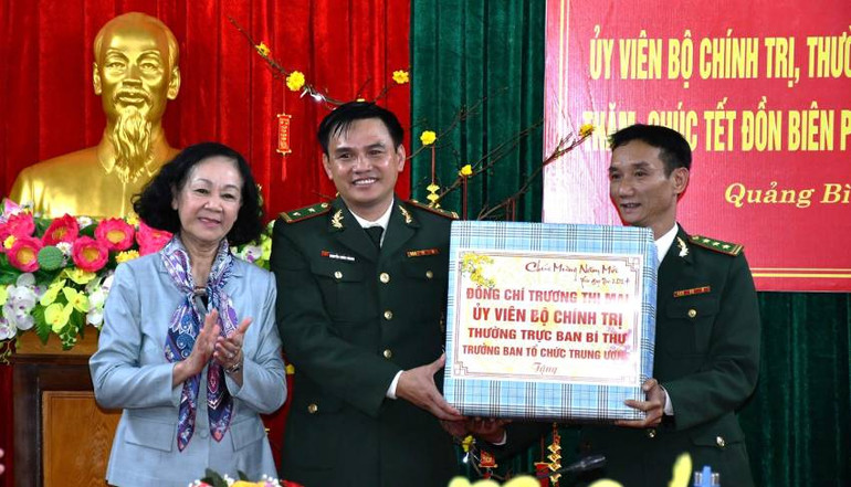 Đồng chí Trương Thị Mai tặng quà Tết cho Đồn Biên phòng cửa khẩu quốc tế Cha Lo.
