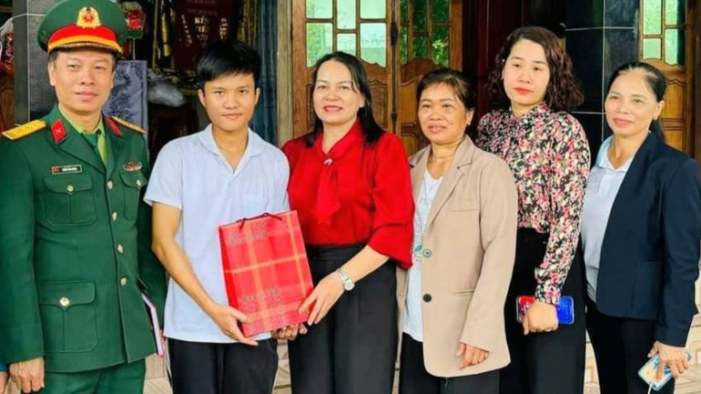 Lãnh đạo Hội Liên hiệp Phụ nữ huyện Lệ Thủy (Quảng Bình) thăm, tặng quà động viên tân binh lên đường nhập ngũ.