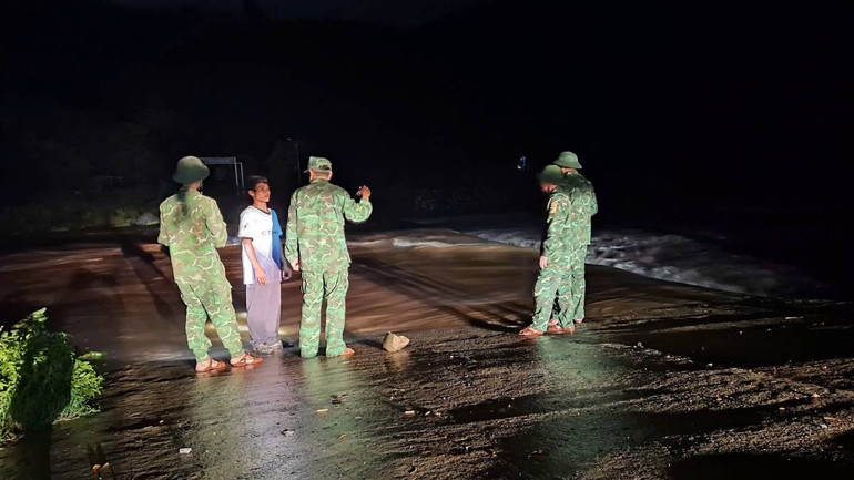 Cán bộ, chiến sĩ Đồn Biên phòng cửa khẩu quốc tế Cha Lo trực tại các ngầm tràn, điểm có nguy cơ sạt lở để bảo đảm an toàn cho đồng bào dân tộc thiểu số.