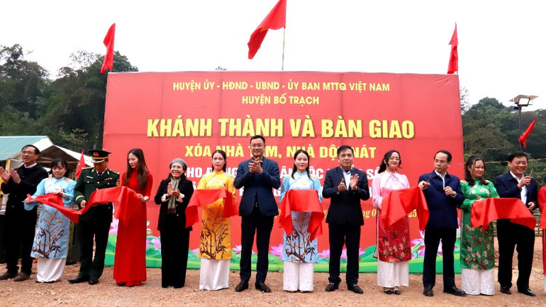 Các đồng chí lãnh đạo tỉnh Quảng Bình cắt băng khánh thành nhà “Đại đoàn kết” tại bản Cồn Roàng, xã Thượng Trạch