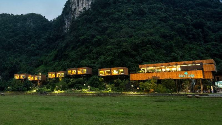 Tú Làn Lodge là mô hình lưu trú dựa vào vách núi để thích ứng thời tiết ở vùng "rốn lũ" Tân Hóa.