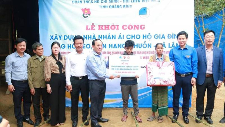 Đại diện lãnh đạo tỉnh Quảng Bình tặng nhà nhân ái cho gia đình ông Hồ Deo ở bản Hang Chuồn, xã Trường Xuân. Đại diện lãnh đạo tỉnh Quảng Bình tặng nhà nhân ái cho gia đình ông Hồ Deo ở bản Hang Chuồn, xã Trường Xuân.