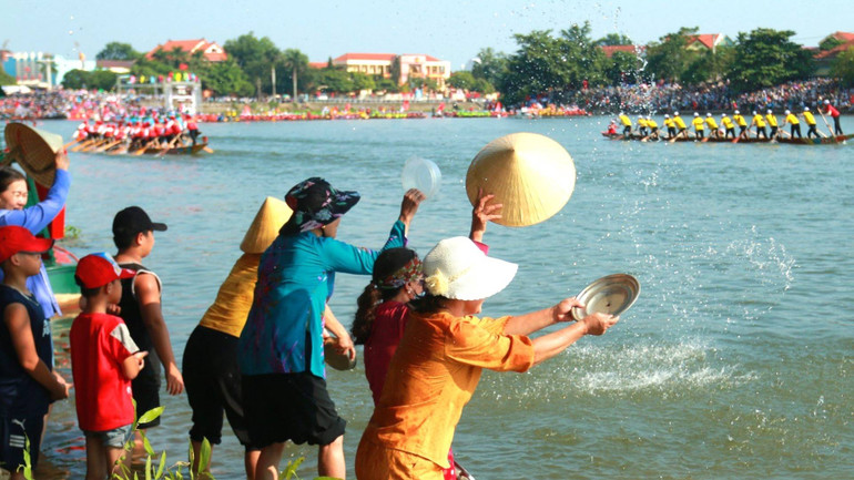 Không chỉ cổ vũ cho thuyền làng mình mà thuyền bơi, đua nào ngang qua làng cũng người dân động viên, cổ vũ bằng tất cả những gì họ có trong tay với sự phấn khích cao độ.