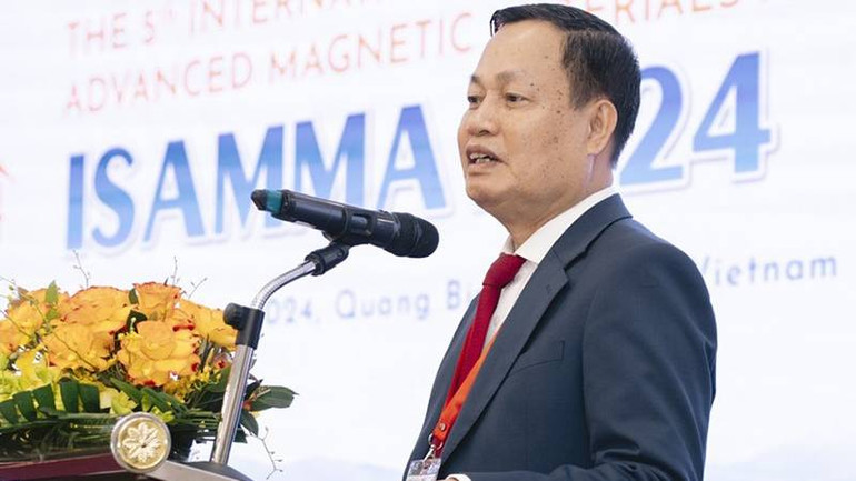 Giáo sư, Tiến sĩ Nguyễn Hữu Đức, Chủ tịch Chi hội Vật lý từ học Việt Nam phát biểu khai mạc.