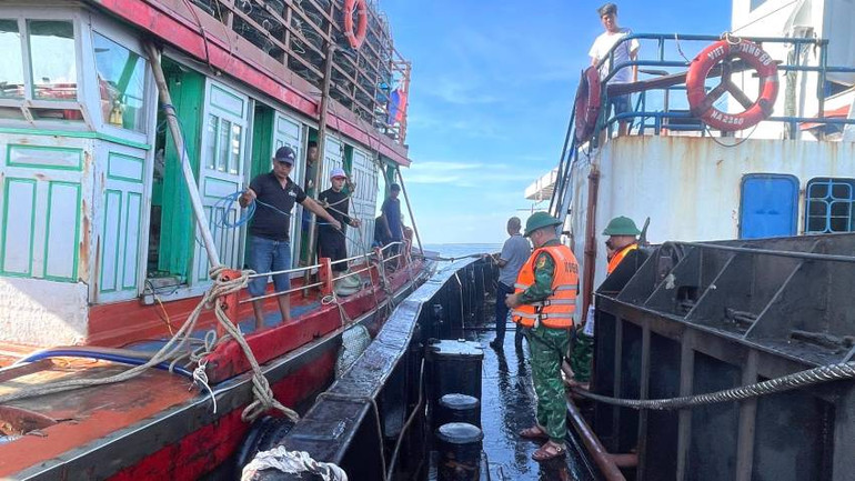 Bộ đội Biên phòng Quảng Bình hỗ trợ các ngư dân và tìm hiểu vụ tai nạn giữa tàu hàng và tàu cá trên biển.