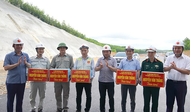 Bộ trưởng Giao thông vận tải và các đại biểu tặng quà các đơn vị thi công dự án thành phần Vạn Ninh-Cam Lộ.