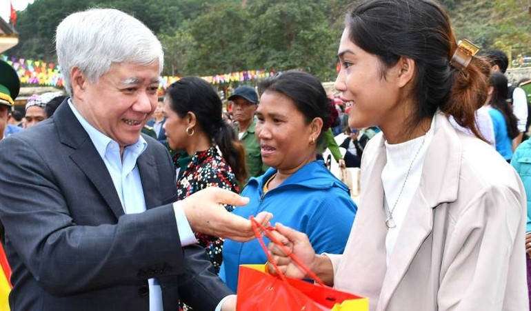 Đồng chí Đỗ Văn Chiến, Chủ tịch Ủy ban Trung ương Mặt trận Tổ quốc Việt Nam tặng quà Tết cho người dân