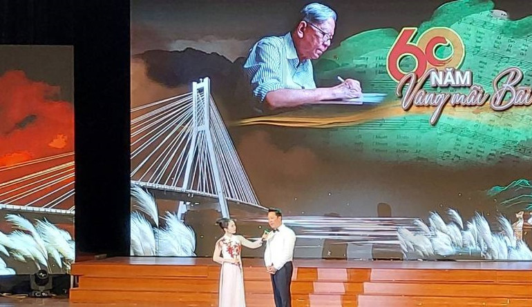 Nhạc trưởng Lê Phi Phi, con trai nhạc sĩ Hoàng Vân giao lưu với khán giả Quảng Bình trong chương trình.