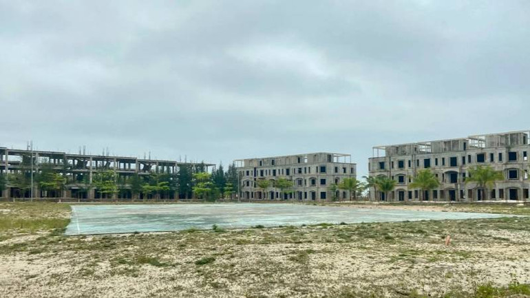 Dự án khu du lịch nghỉ dưỡng của Tập đoàn FLC tại Quảng Bình bị đình trệ trong thời gian dài làm tăng đột biến tiền nợ thuế.