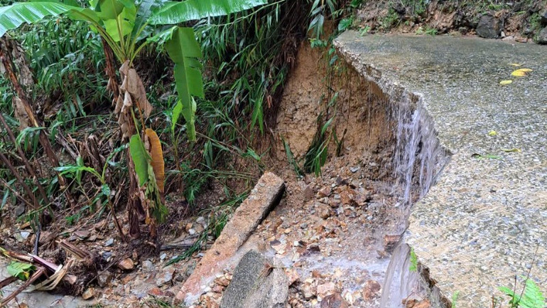 Hư hỏng kết cấu đường trên quốc lộ 9C