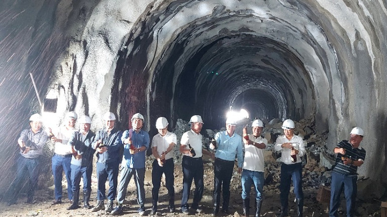 Đại biểu mở champagne mừng đào thông hầm số 2 trên cung đường sắt đèo Khe Nét