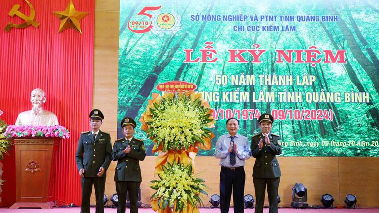 Phó Bí thư Thường trực Tỉnh ủy, Chủ tịch Hội đồng nhân dân tỉnh Quảng Bình Trần Hải Châu tặng hoa chúc mừng lực lượng Kiểm lâm tỉnh. Phó Bí thư Thường trực Tỉnh ủy, Chủ tịch Hội đồng nhân dân tỉnh Quảng Bình Trần Hải Châu tặng hoa chúc mừng lực lượng Kiểm lâm tỉnh.