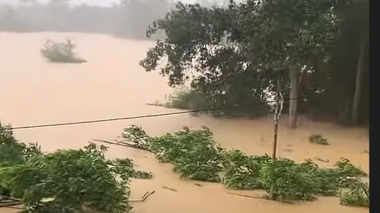 Khu dân cư ở phía hạ du hồ Dạ Lam, xã Thái Thủy, huyện Lệ Thủy ngập sâu trong nước. Khu dân cư ở phía hạ du hồ Dạ Lam, xã Thái Thủy, huyện Lệ Thủy ngập sâu trong nước.