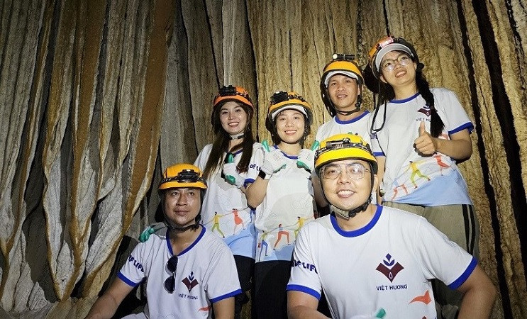 Du khách tham quan hang Cha Lòi trong những ngày mưa lớn. Du khách tham quan hang Cha Lòi trong những ngày mưa lớn.