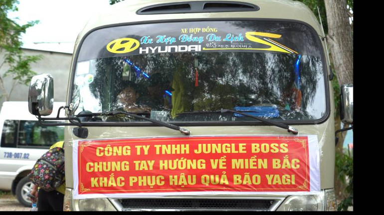 Đoàn tình nguyện viên mang theo nhiều trang thiết bị chuyên nghiệp để xử lý cây gãy đỗ, khắc phục các sự cố ngoài trời.