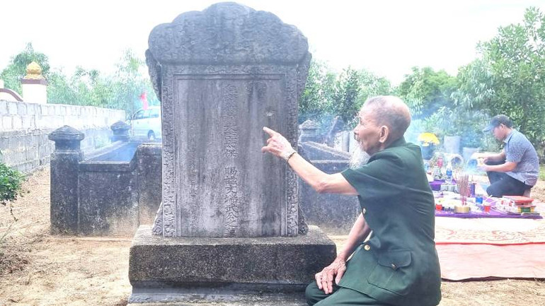 Mộ Đông các đại học sĩ Võ Xuân Cẩn nằm ven sông Đâu Giang, xã Tân Thủy, huyện Lệ Thủy, tỉnh Quảng Bình.