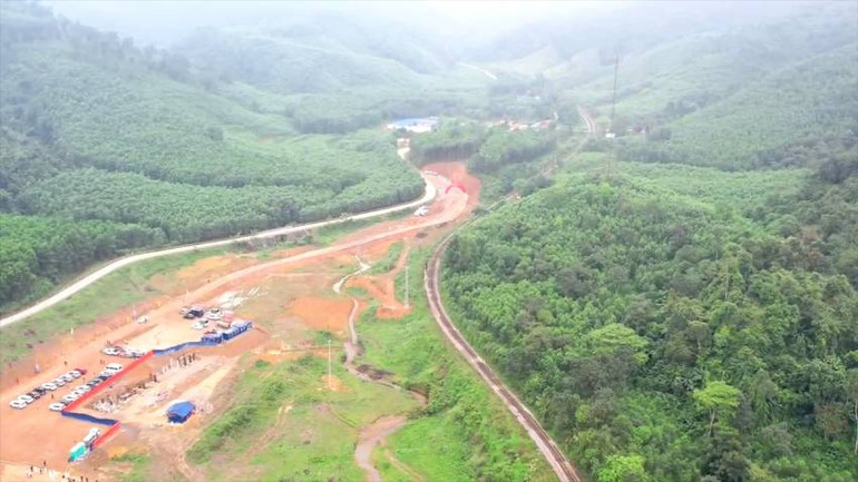 Dự án cải tạo đường sắt khu vực đèo Khe Nét nhìn từ trên cao.