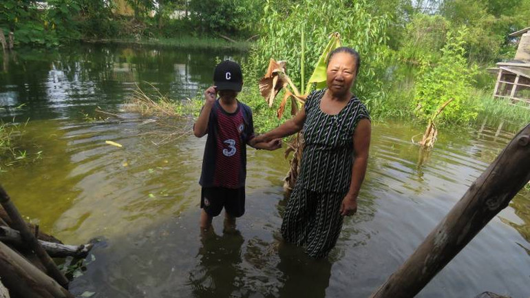Nhà bà Nguyễn Thị Nhượng, ở thôn Linh Cận Sơn ngập nước dù giữa hè.