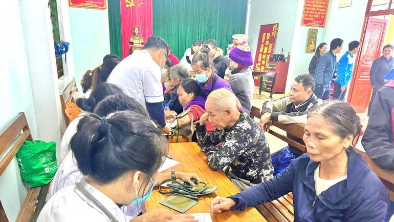 Các bác sĩ tình nguyện khám bệnh, cấp thuốc miễn phí cho người dân.