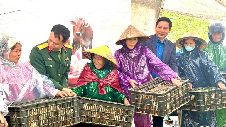 Đại diện các đơn vị trao hỗ trợ gà giống cho người dân.