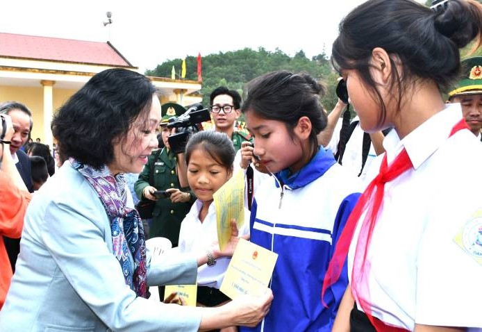 Đồng chí Thường trực Ban Bí thư tặng quà cho học sinh xã Dân Hóa.