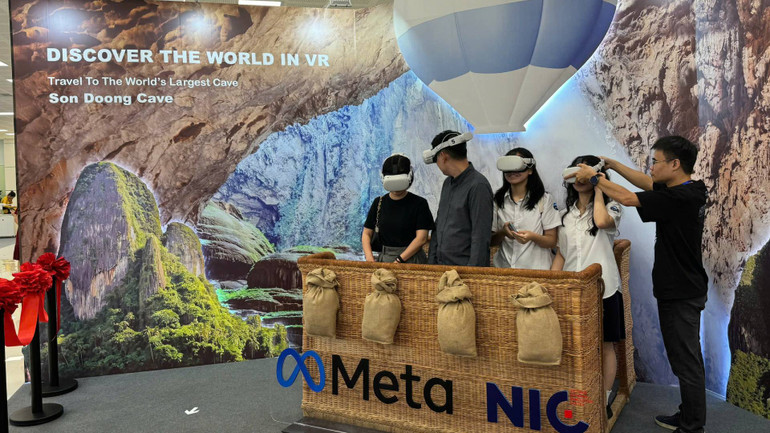 Đại biểu, khách mời trải nghiệm tour thực tế ảo chinh phục Sơn Đoòng-hang động lớn nhất thế giới.