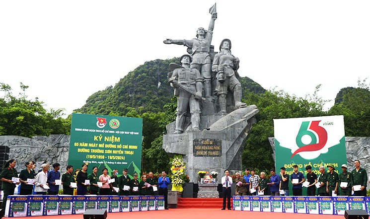 Các đại biểu trao quà cho các gia đình chính sách, hộ nghèo