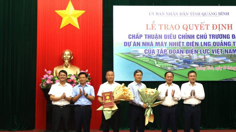 Các đồng chí lãnh đạo tỉnh Quảng Bình tặng hoa cho đại diện chủ đầu tư dự án.