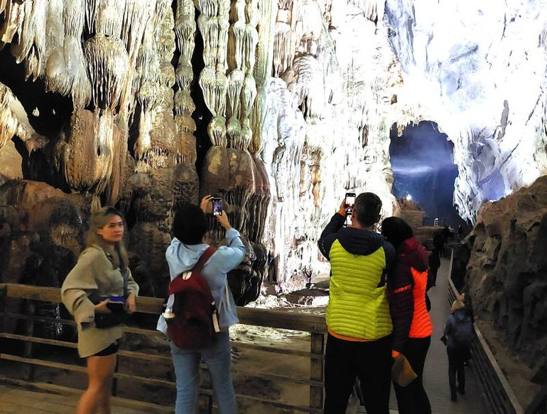 Du khách nước ngoài "say' với vẻ đẹp độc đáo, tráng lệ của hang động ở Quảng Bình.