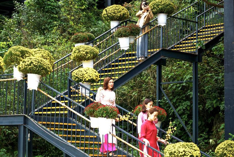 Khách du lịch chụp ảnh lưu niệm ở khu nghỉ dưỡng Tú Làn Lodge Tân Hóa.