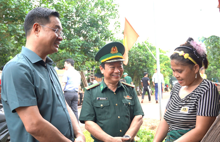 Đồng chí Lê Ngọc Quang thăm hỏi tình hình đời sống người dân bản Rìn Rìn, xã Trường Sơn. Đồng chí Lê Ngọc Quang thăm hỏi tình hình đời sống người dân bản Rìn Rìn, xã Trường Sơn.