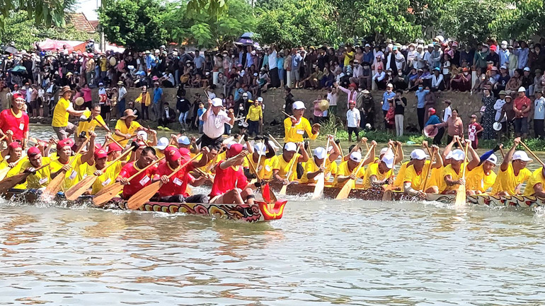 Đua tranh từng chặng cũng như cả hành trình với sự kịch tính, căng thẳng nhưng đầy tinh thần thượng võ của người dân sông nước Lệ Thủy.