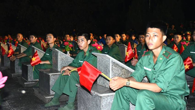 Chương trình nghệ thuật thực cảnh được tổ chức trong khuôn viên nghĩa trang Thọ Lộc mang tới cho người xem sự xúc động và tri ân sự hy sinh của các liệt sĩ