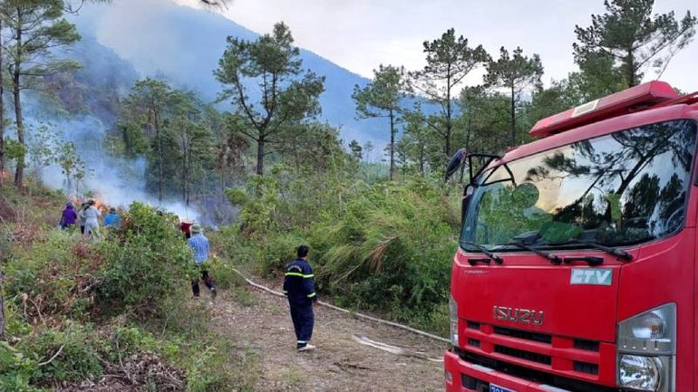 Lực lượng phòng cháy chữa cháy của Công an tỉnh Quảng Bình tham gia dập lửa.