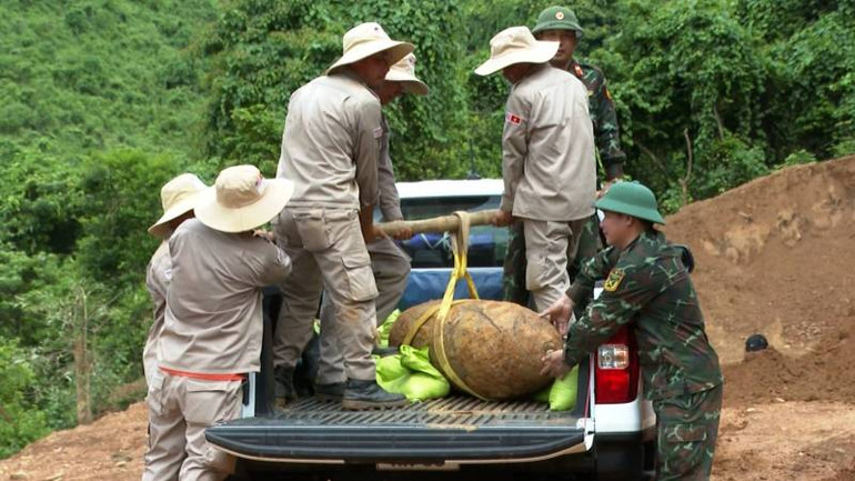 Lực lượng chức năng di dời an toàn quả bom về khu vực hủy nổ đúng quy định. Lực lượng chức năng di dời an toàn quả bom về khu vực hủy nổ đúng quy định.