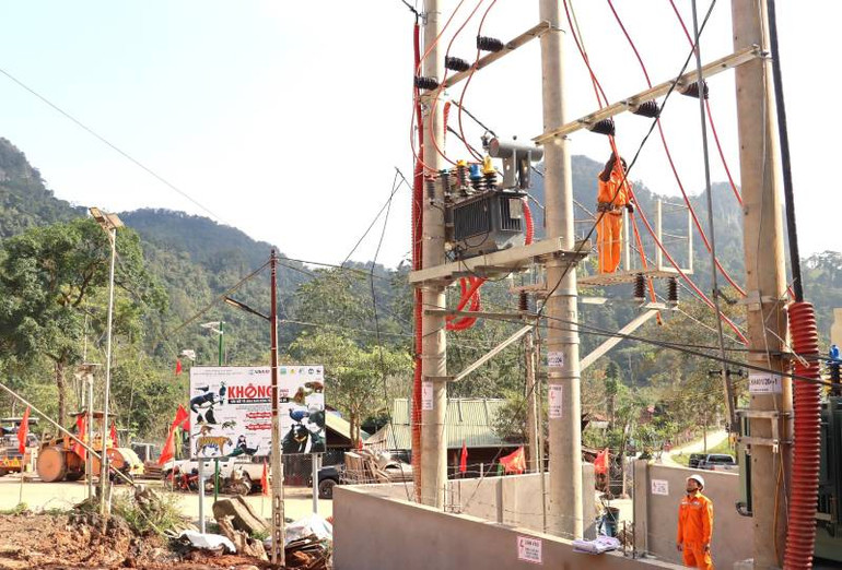 Công nhân Công ty điện lực Quảng Bình đóng điện chính thức cấp điện lưới quốc gia cho đồng bào A Rem xã Tân Trạch, huyện Bố Trạch.