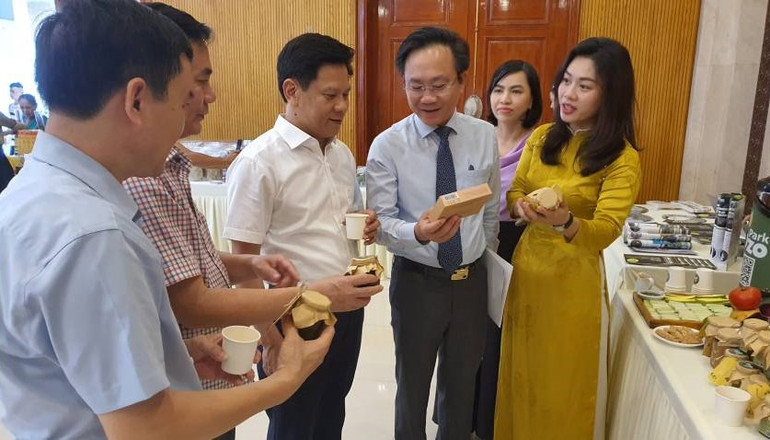 Lãnh đạo tỉnh Quảng Bình và các đại biểu tham quan sản phẩm OCOP của doanh nghiệp du lịch.