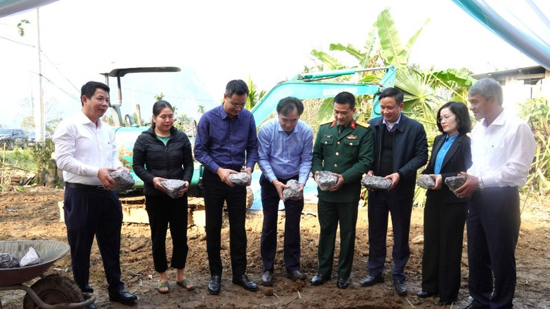 Đồng chí lê Ngọc Quang và các đại biểu làm nghi thức động thổ xây dựng nhà mới cho gia đình bà Cao Thị Hà.